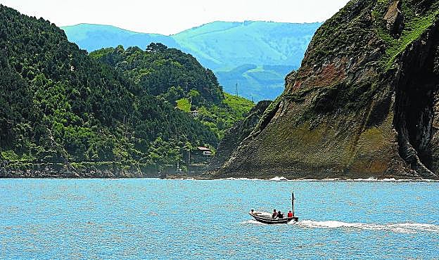 Ulia y Jaizkibel, frente a frente, abren paso al puerto de Pasaia. Es uno de los tesoros naturales de la Red Natura 2000.