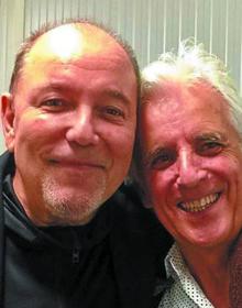 Imagen secundaria 2 - En la imagen superior, Sobral y Veloso en mayo, en Lisboa, en el festival de Eurovisión. Ese encuentro no se repetirá en Donostia por poco. ¿O quizás sí? Debajo, Caetano Veloso abraza a su amigo Pedro Almodóvar tras el concierto del brasileño en Madrid el lunes. Veloso llega hoy a Donostia. A la derecha, Rubén Blades recibió a Kiko Veneno en su camerino antes del concierto de Santander. El panameño ya está en San Sebastián. 