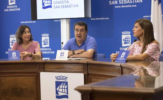 El teniente de alcalde de San Sebastián, Ernesto Gasco, interviene en la rueda de prensa