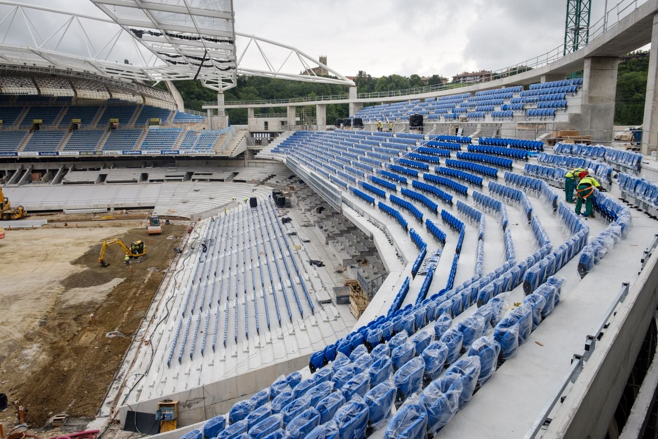 Las obras de Anoeta no se detienen. Este martes se han colocado los nuevos asientos.