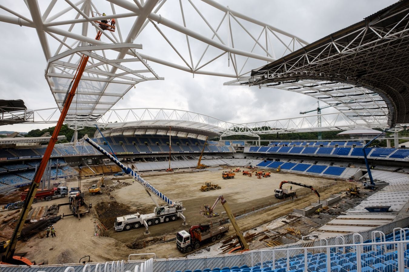 Las obras de Anoeta no se detienen. Este martes se han colocado los nuevos asientos.