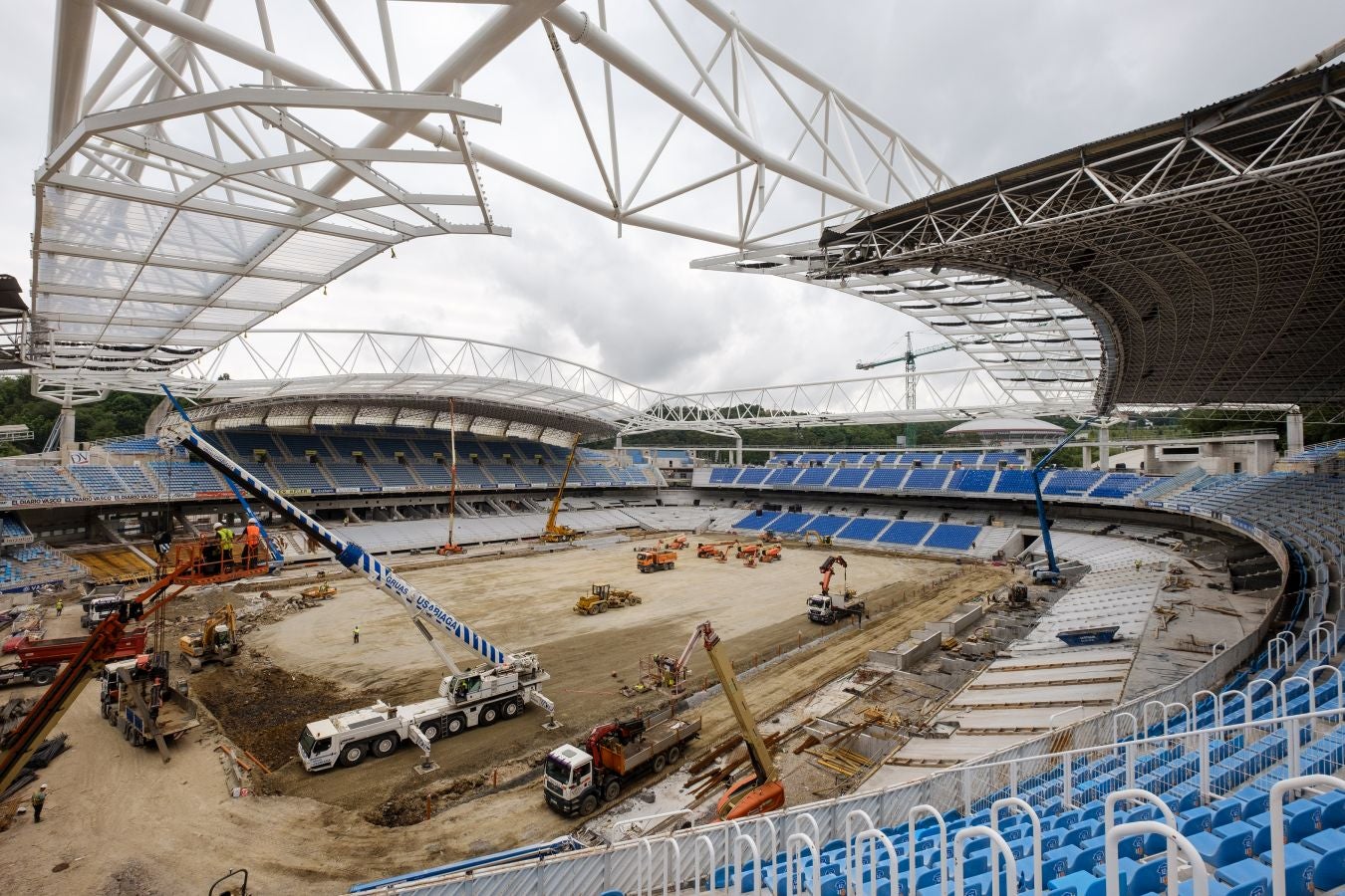 Las obras de Anoeta no se detienen. Este martes se han colocado los nuevos asientos.