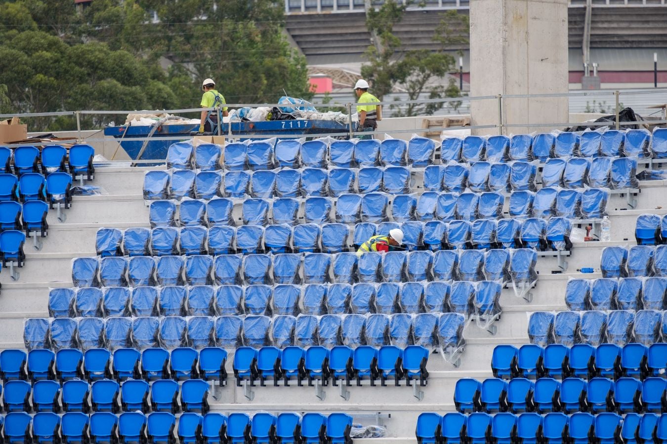 Las obras de Anoeta no se detienen. Este martes se han colocado los nuevos asientos.