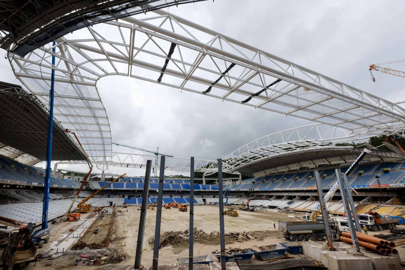 Las obras de Anoeta no se detienen. Este martes se han colocado los nuevos asientos.