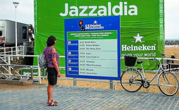 La Zurriola espera hoy a miles de personas que tendrán que decidirse entre una amplia oferta de conciertos gratuitos del Jazzaldia. Galería de fotos: Los artistas que hoy actúan en el Heineken Jazzaldia. 