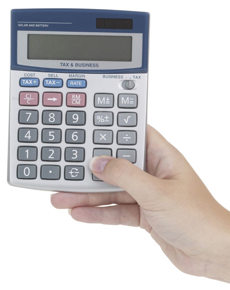 La calculadora de mano. Los teléfonos tienen incluida la opción y cada vez son menos lo que compran una calculadora por el solo hecho de ayudarte con las cuentas..