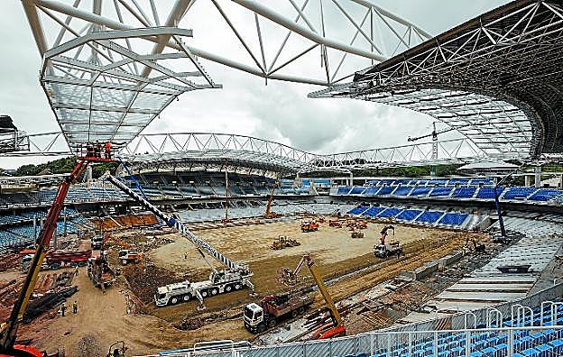 El acercamiento de las gradas laterales bajas está a punto de finalizar y Anoeta estará listo para acoger su primer partido el 15 ó 16 de septiembre. 