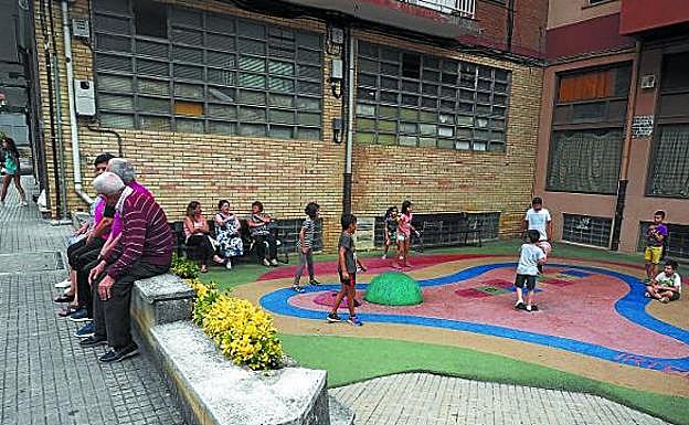 Punto de encuentro. Niños y adultos disfrutan de uno de los parques de juego de Santa Klara.