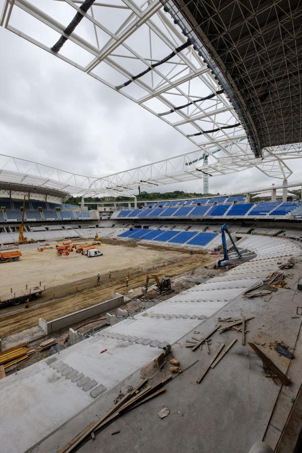 Las obras de Anoeta no se detienen. Este martes se han colocado los nuevos asientos.