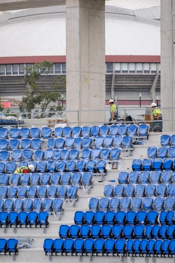Las obras de Anoeta no se detienen. Este martes se han colocado los nuevos asientos.