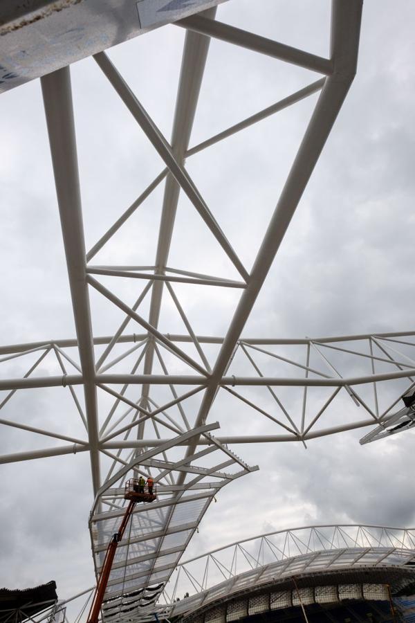 Las obras de Anoeta no se detienen. Este martes se han colocado los nuevos asientos.