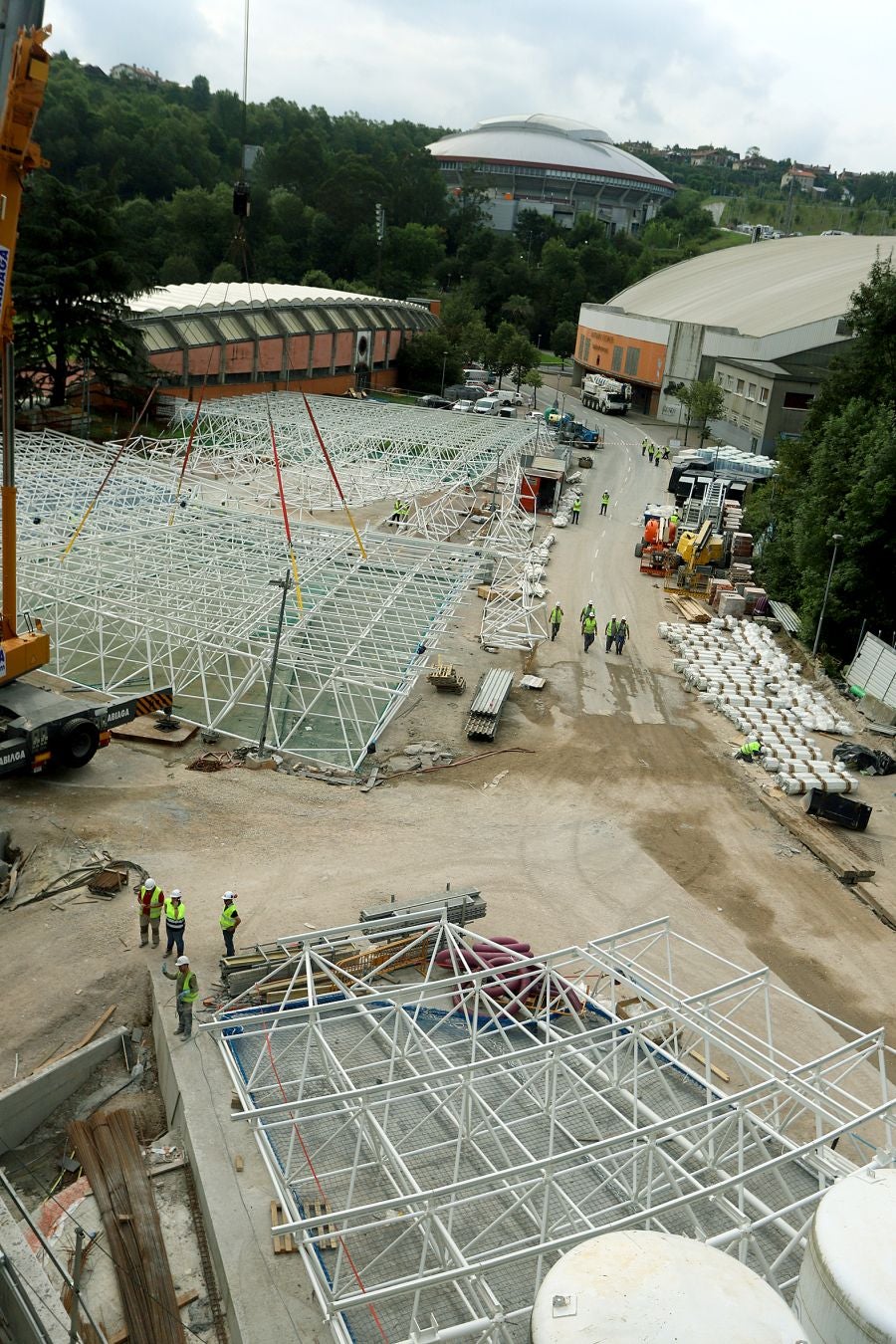 Anoeta sigue adelante con su transformación y este viernes se ha comenzado con la construción de la estructura que soportará la cubierta de la Tribuna Sur 