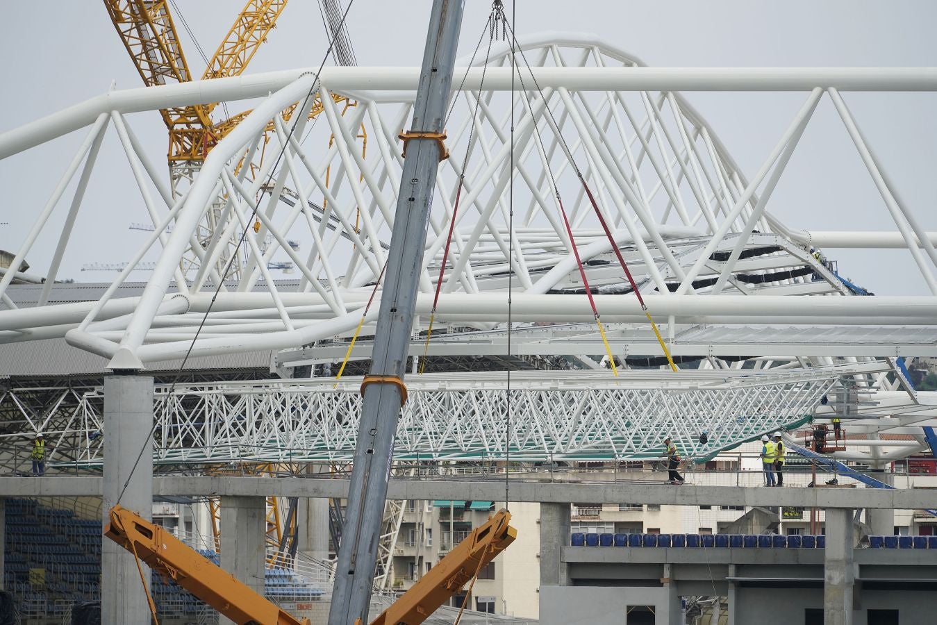 Anoeta sigue adelante con su transformación y este viernes se ha comenzado con la construción de la estructura que soportará la cubierta de la Tribuna Sur 