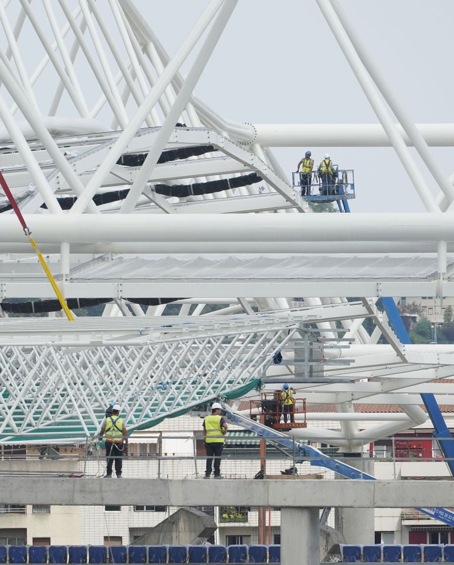 Anoeta sigue adelante con su transformación y este viernes se ha comenzado con la construción de la estructura que soportará la cubierta de la Tribuna Sur 