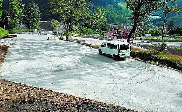 Eztalako futbol zelai barrenean aparkalekutarako geratu den gunea. 