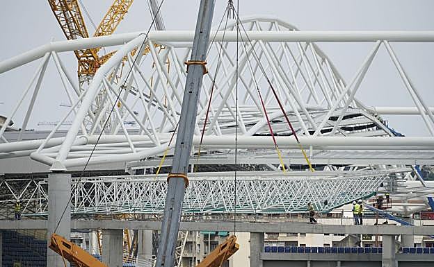 Imagen. Trabajos del montaje de la nueva cubierta de la tribuna sur.