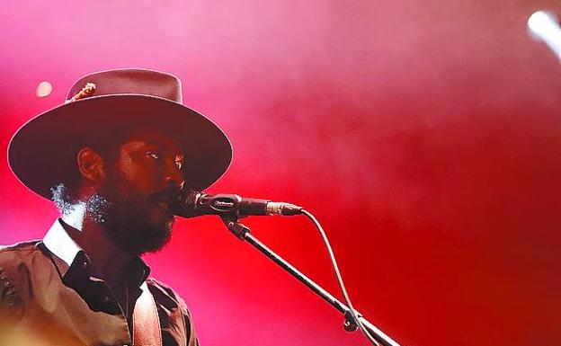 Gary Clark Jr, con su aire de vaquero, en la Zurriola. En 2007 actuó por sorpresa en el Altxerri. 