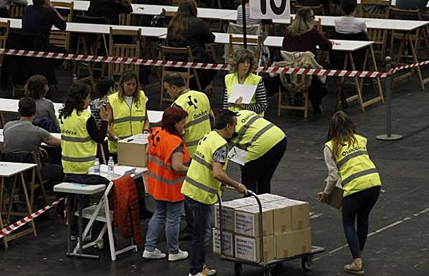 Trabajadores de Osakidetza desprecintan las cajas que contienen los exámenes de una de las categorías en el BEC. 
