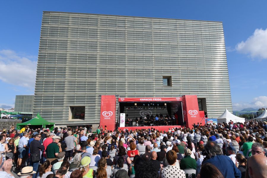 Las actuaciones del 53 Jazzaldia se prolongan hasta altas horas de la madrugada llenando las calles de Donostia de música y buen ambiente.