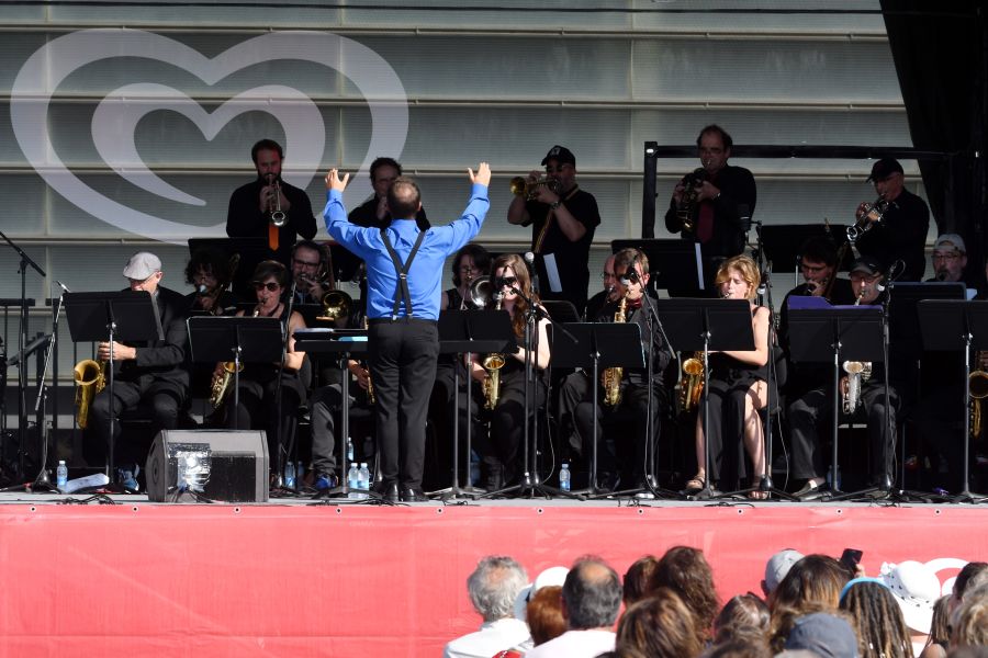 Las actuaciones del 53 Jazzaldia se prolongan hasta altas horas de la madrugada llenando las calles de Donostia de música y buen ambiente.