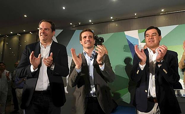 Casado (c) junto Juanma Moreno (d) y Adolfo Molina.