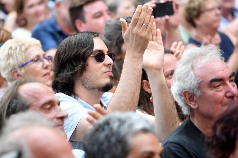 Chick Corea con su Akoustic Band, acompañado por John Patitucci al contrabajo y Dave Weckl a la batería, ofreció un entrañable concierto en la plaza de la Trinidad dentro de la 53 edición del Jazzaldia.