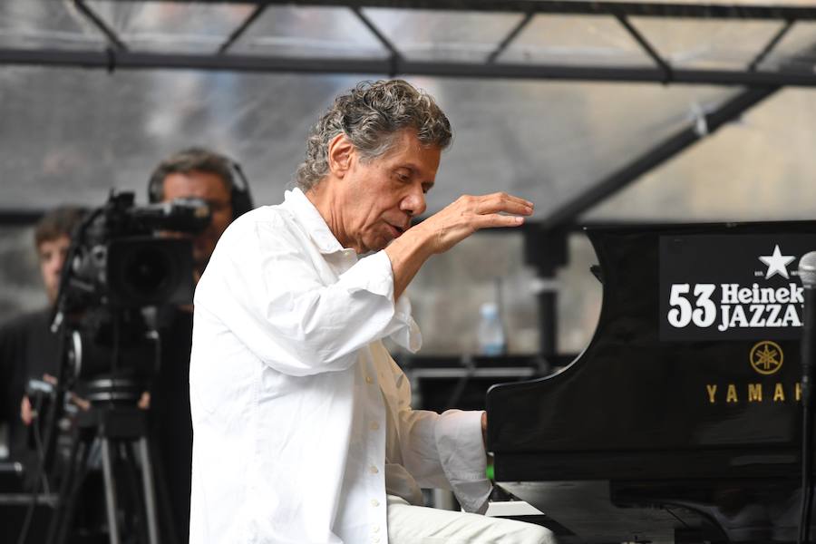 Chick Corea con su Akoustic Band, acompañado por John Patitucci al contrabajo y Dave Weckl a la batería, ofreció un entrañable concierto en la plaza de la Trinidad dentro de la 53 edición del Jazzaldia.