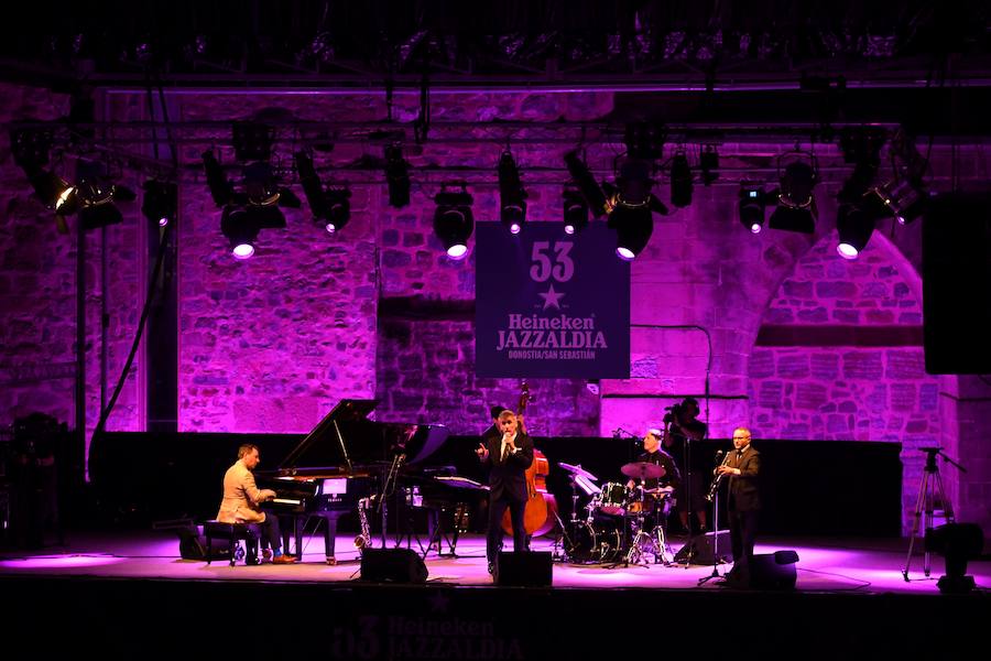  cChick Corea con su Akoustic Band, acompañado por John Patitucci al contrabajo y Dave Weckl a la batería, abrió el domingo por la tarde la última velada de la plaza de la Trinidad por esta 53 edición. Y al cantante estadounidense Curtis Stigers, acompañado por un cuarteto, le tocó poner el colofón con su voz melodiosa y su tránsito entre el jazz, el swing y el pop..