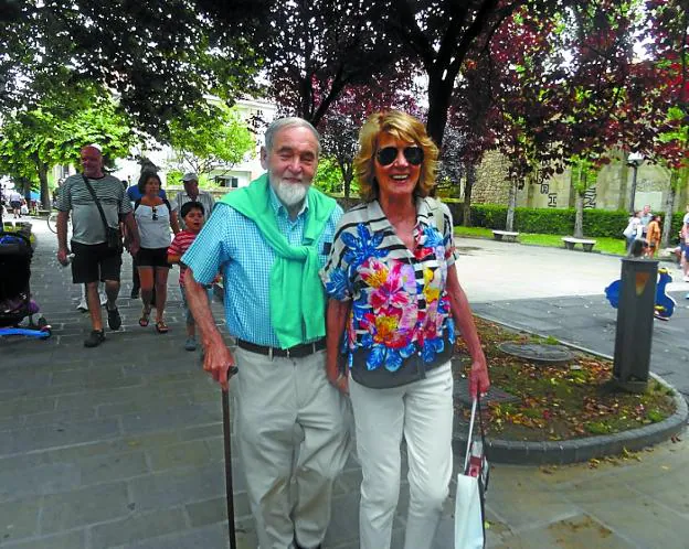 Ramón Serras y su mujer Celina Gorostizagoiza hace unos días en el parque de Torre Luzea.