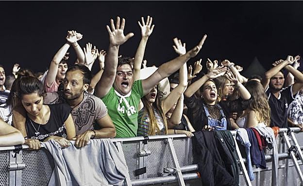 Miles de personas protestan en la campa al conocerse la cancelación. 