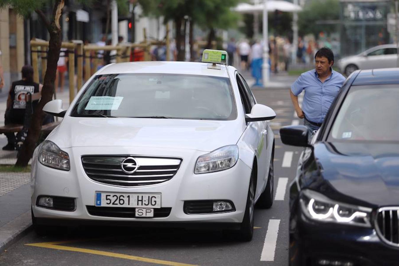 El sector de los taxistas se ha concentrado este lunes en la Estación del Norte yse ha dirigido en caravana hacia Pío XII