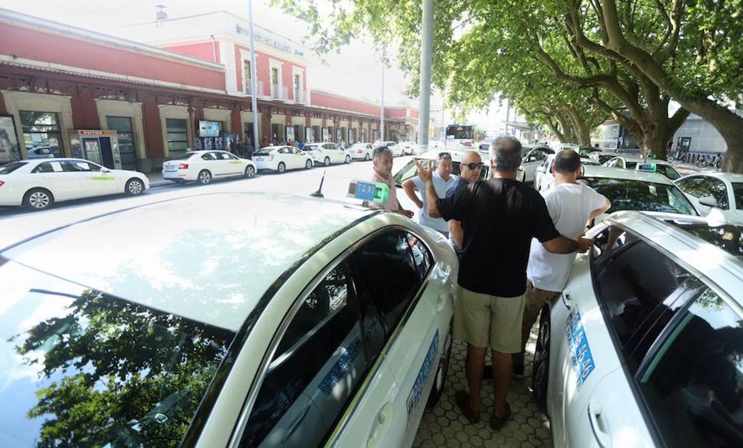 El sector de los taxistas se ha concentrado este lunes en la Estación del Norte yse ha dirigido en caravana hacia Pío XII