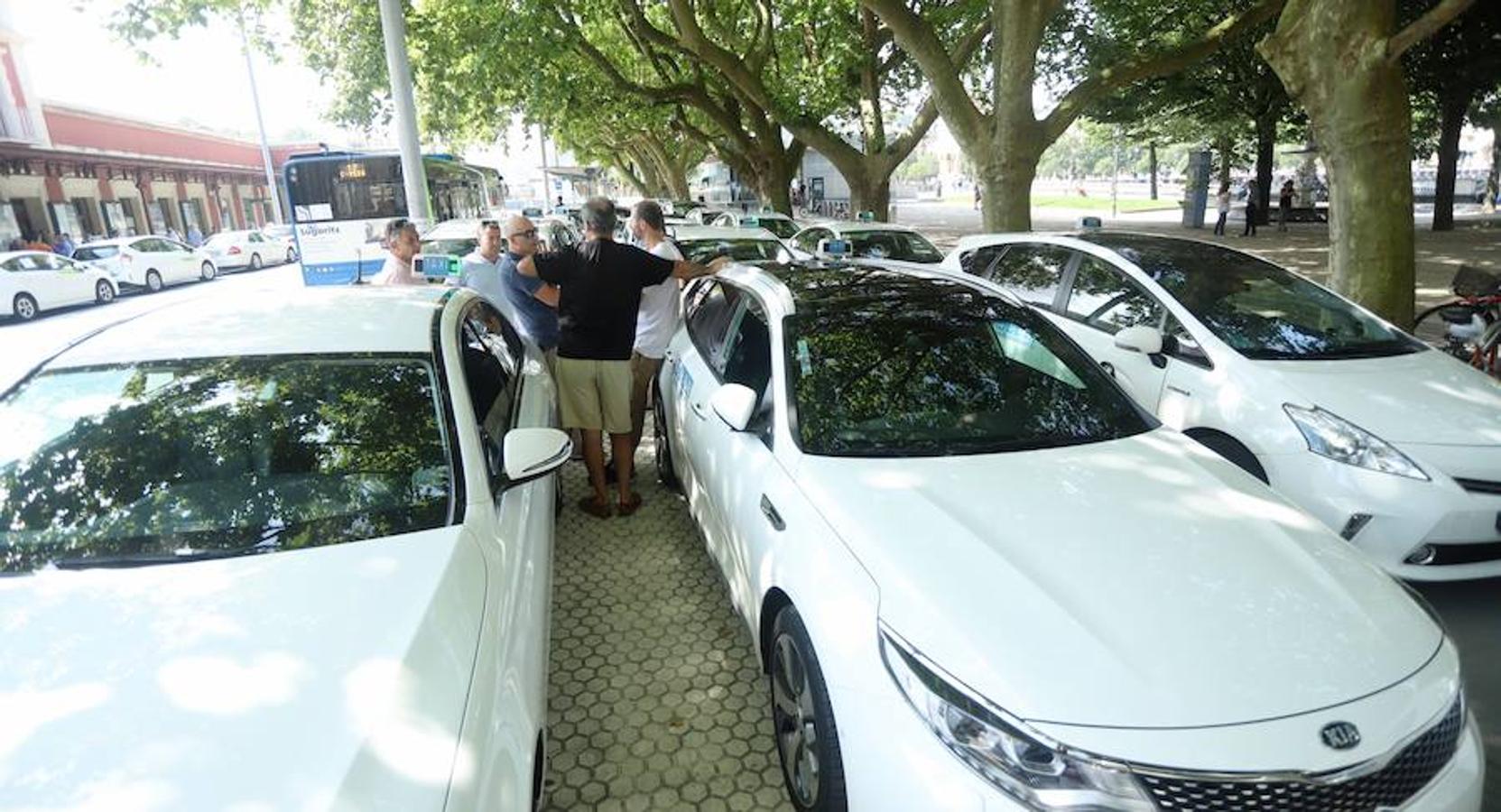 El sector de los taxistas se ha concentrado este lunes en la Estación del Norte yse ha dirigido en caravana hacia Pío XII