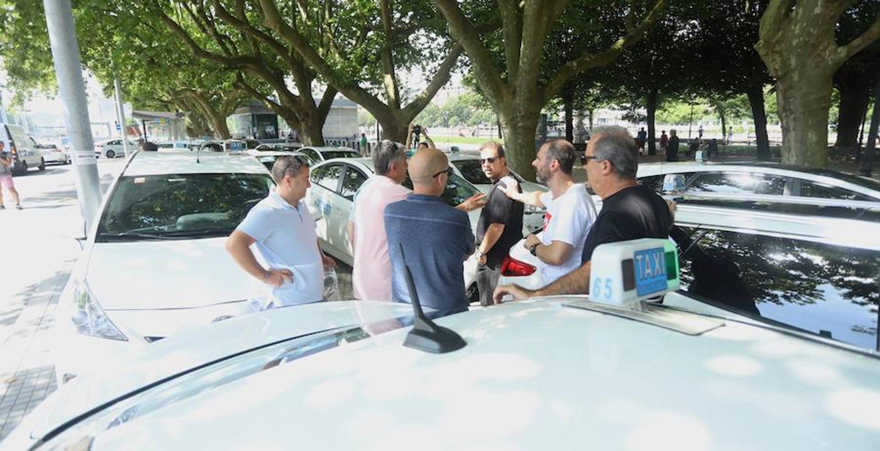 El sector de los taxistas se ha concentrado este lunes en la Estación del Norte yse ha dirigido en caravana hacia Pío XII