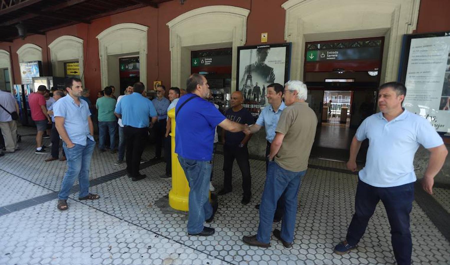 El sector de los taxistas se ha concentrado este lunes en la Estación del Norte yse ha dirigido en caravana hacia Pío XII