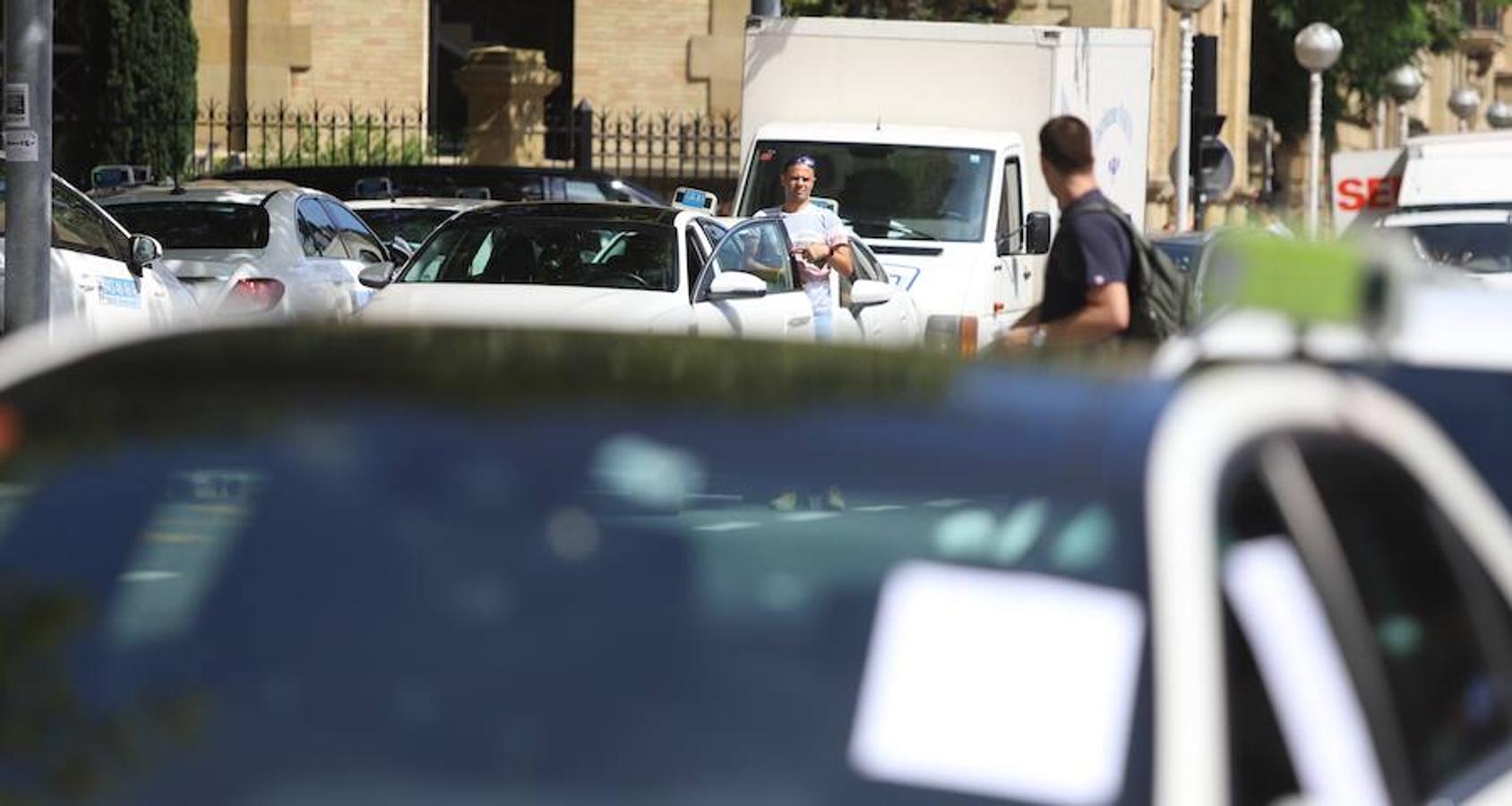 El sector de los taxistas se ha concentrado este lunes en la Estación del Norte yse ha dirigido en caravana hacia Pío XII