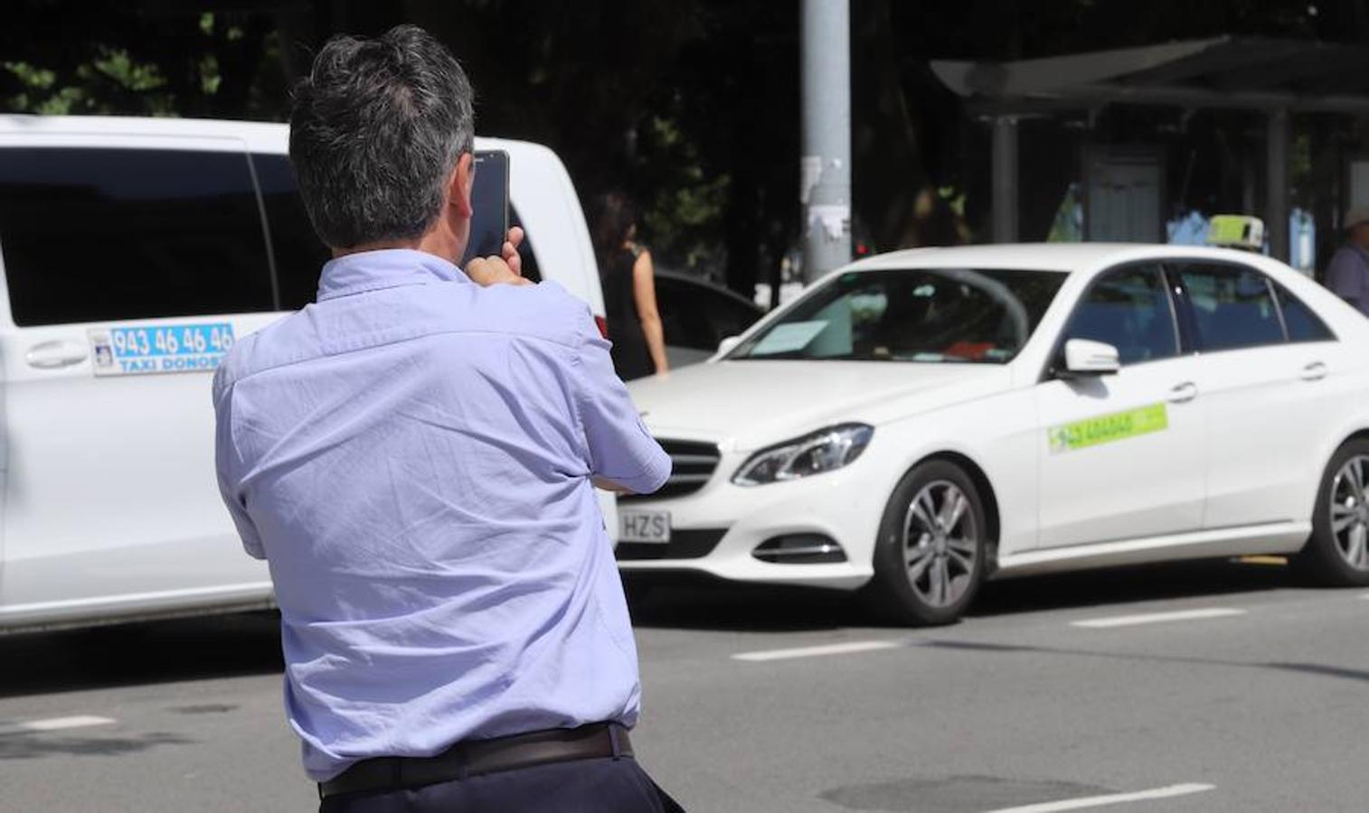 El sector de los taxistas se ha concentrado este lunes en la Estación del Norte yse ha dirigido en caravana hacia Pío XII