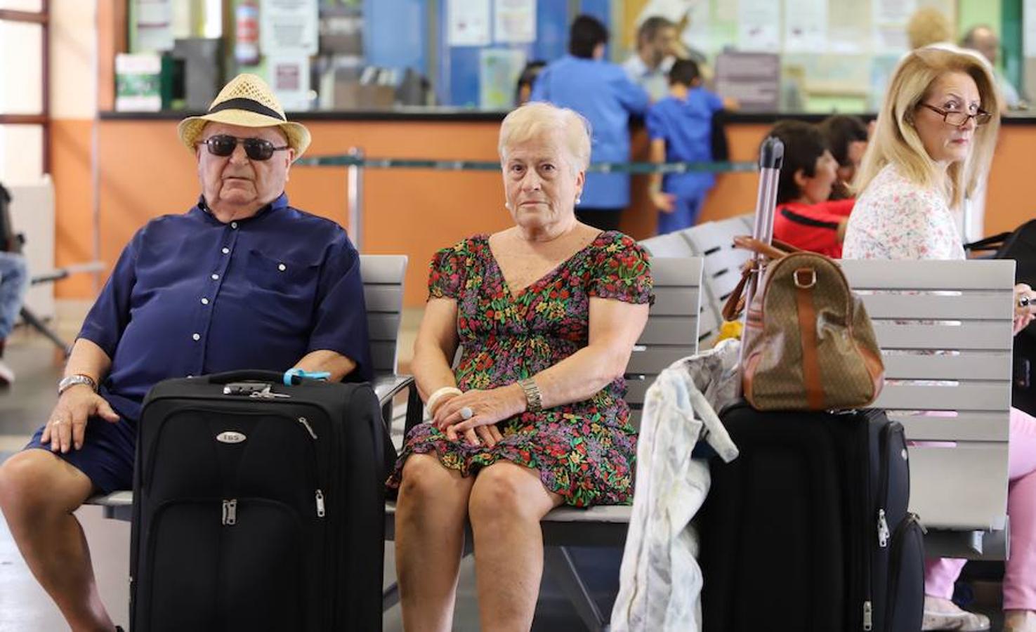 El sector de los taxistas se ha concentrado este lunes en la Estación del Norte yse ha dirigido en caravana hacia Pío XII