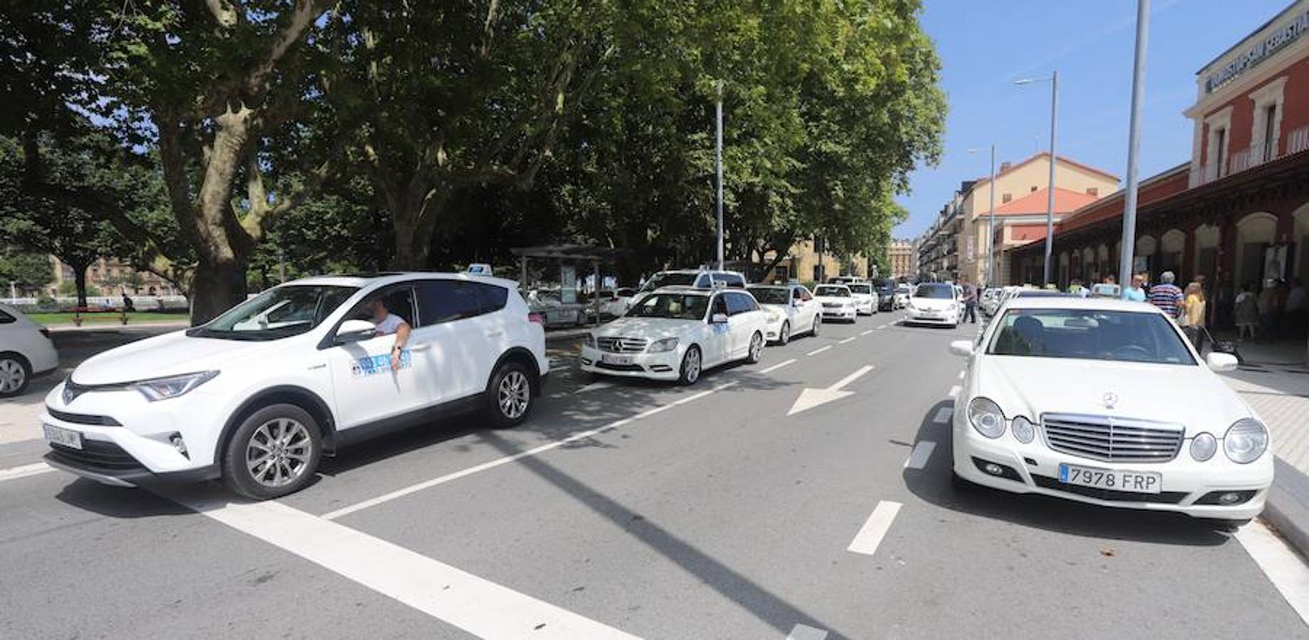 El sector de los taxistas se ha concentrado este lunes en la Estación del Norte yse ha dirigido en caravana hacia Pío XII