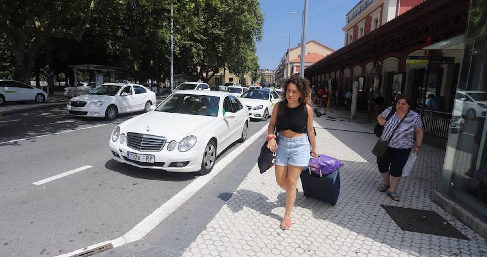 El sector de los taxistas se ha concentrado este lunes en la Estación del Norte yse ha dirigido en caravana hacia Pío XII