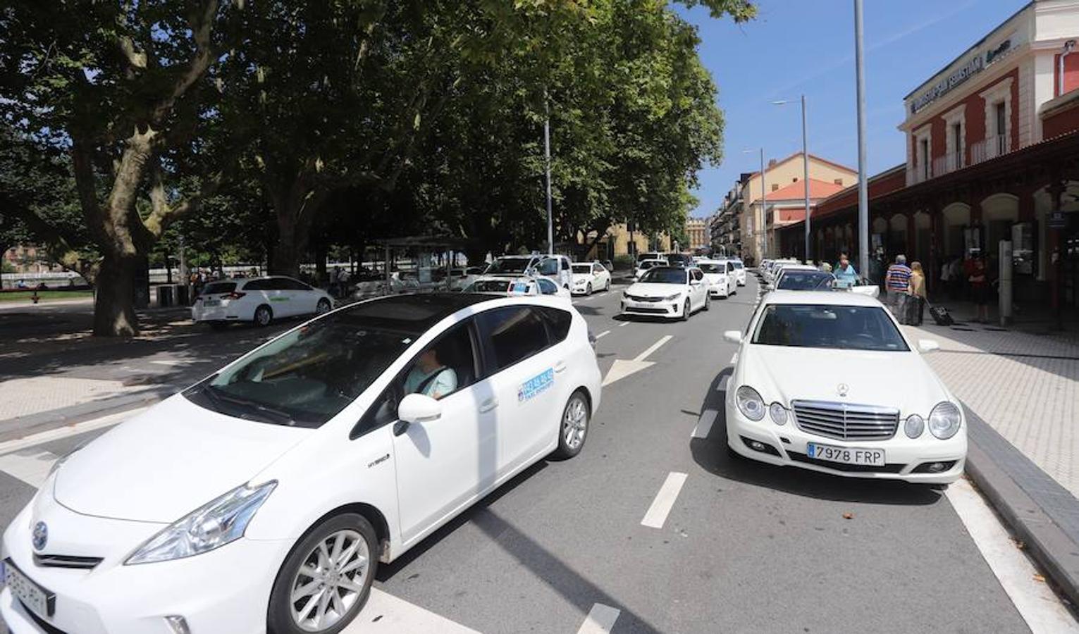 El sector de los taxistas se ha concentrado este lunes en la Estación del Norte yse ha dirigido en caravana hacia Pío XII