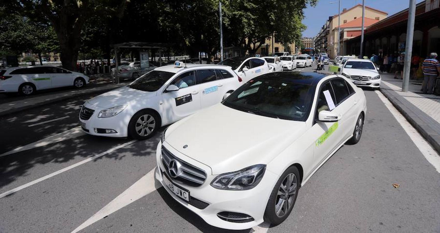 El sector de los taxistas se ha concentrado este lunes en la Estación del Norte yse ha dirigido en caravana hacia Pío XII