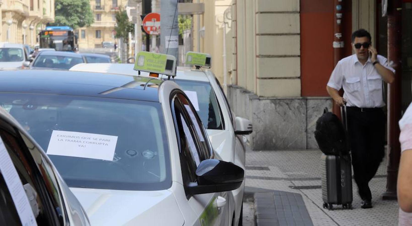 El sector de los taxistas se ha concentrado este lunes en la Estación del Norte yse ha dirigido en caravana hacia Pío XII