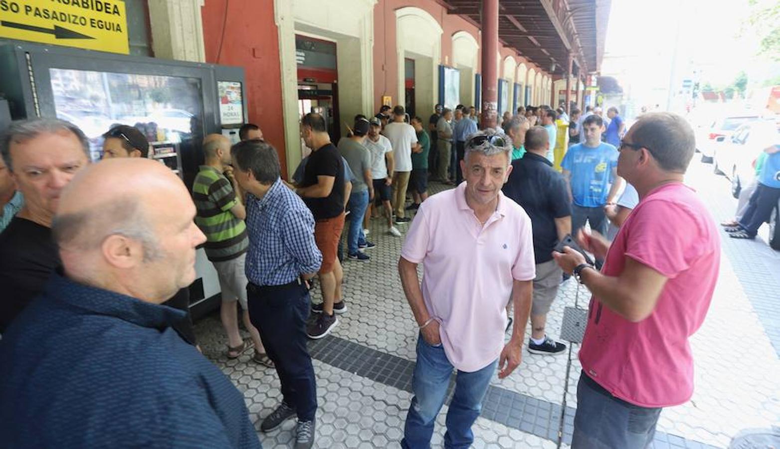 El sector de los taxistas se ha concentrado este lunes en la Estación del Norte yse ha dirigido en caravana hacia Pío XII