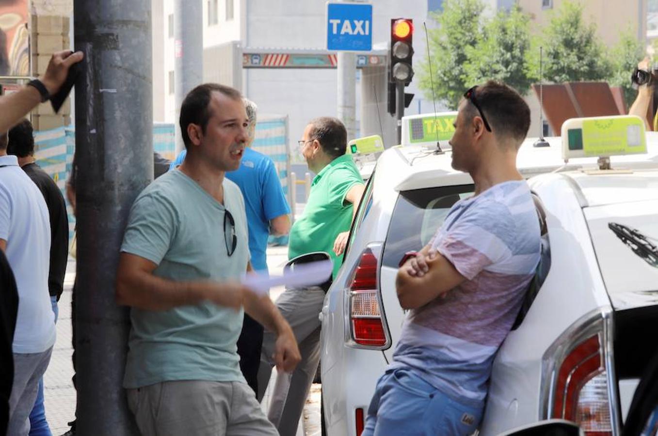 El sector de los taxistas se ha concentrado este lunes en la Estación del Norte yse ha dirigido en caravana hacia Pío XII