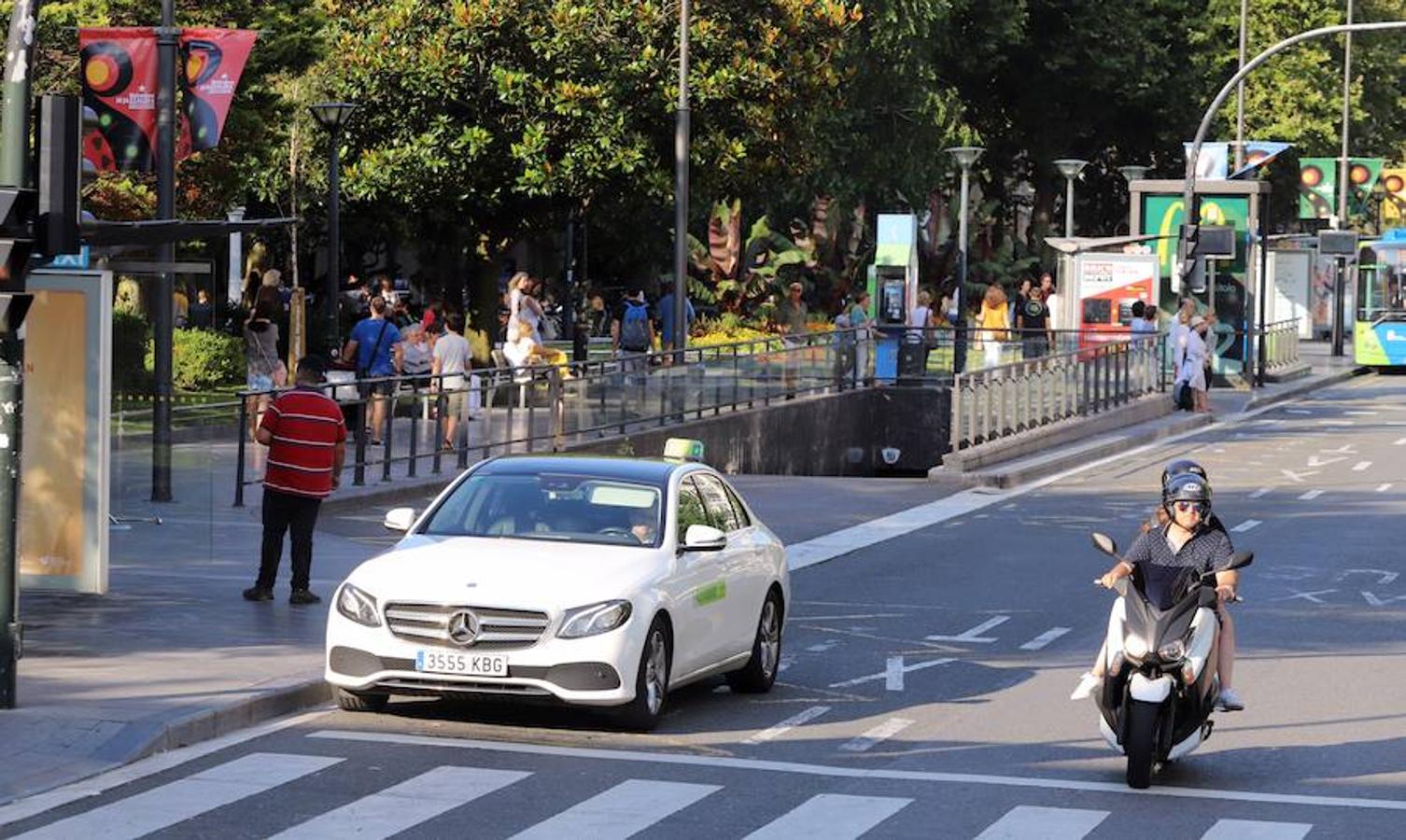El sector de los taxistas se ha concentrado este lunes en la Estación del Norte yse ha dirigido en caravana hacia Pío XII