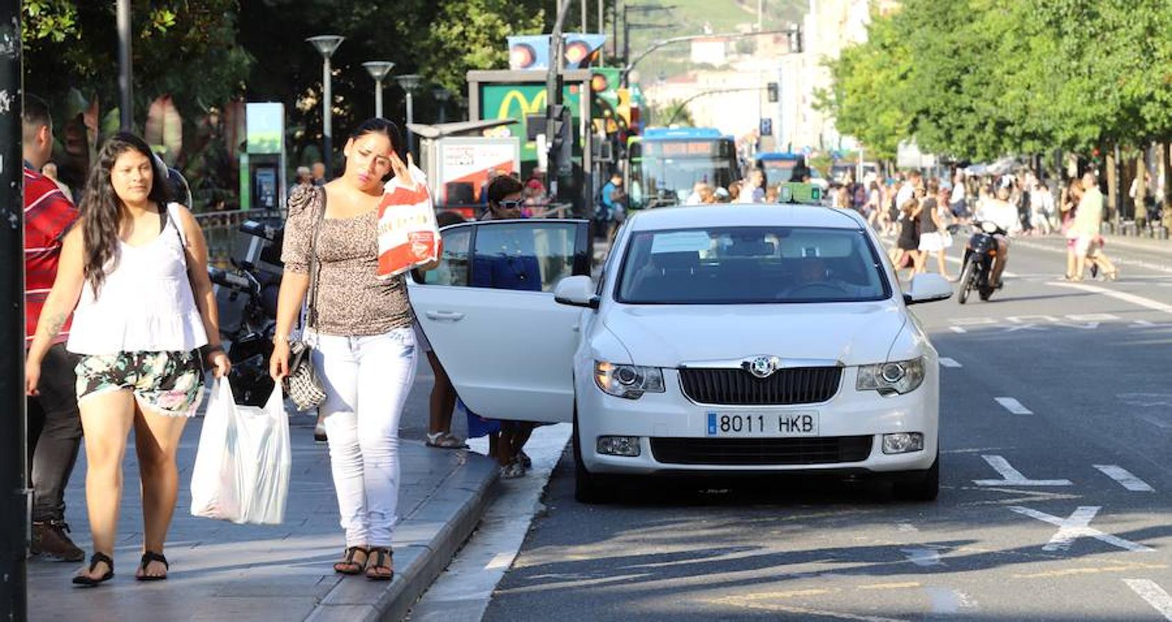 El sector de los taxistas se ha concentrado este lunes en la Estación del Norte yse ha dirigido en caravana hacia Pío XII
