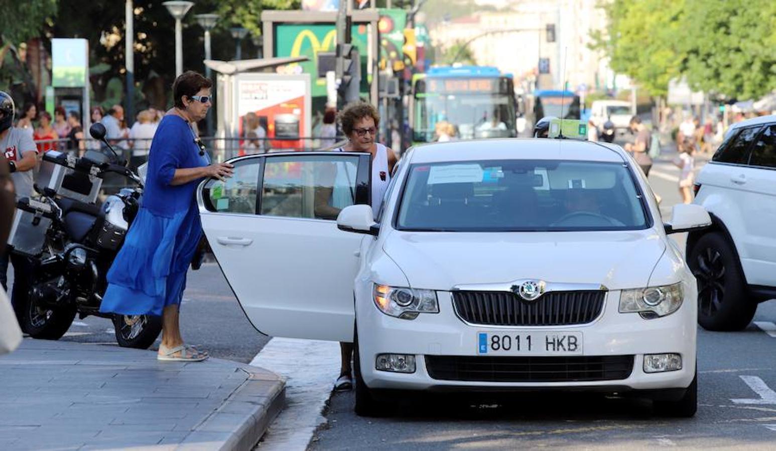 El sector de los taxistas se ha concentrado este lunes en la Estación del Norte yse ha dirigido en caravana hacia Pío XII