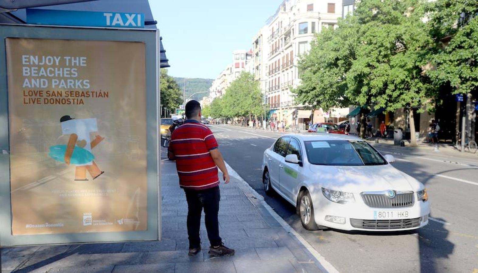 El sector de los taxistas se ha concentrado este lunes en la Estación del Norte yse ha dirigido en caravana hacia Pío XII