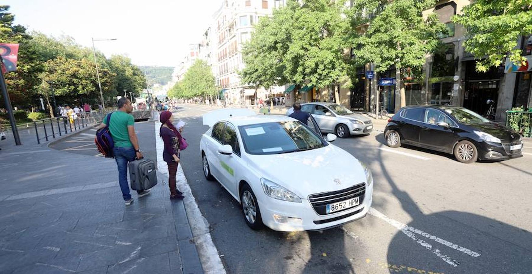 El sector de los taxistas se ha concentrado este lunes en la Estación del Norte yse ha dirigido en caravana hacia Pío XII